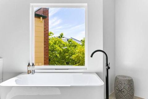 MANHATTAN STYLE 3 STORY LUXURY IN ST PETERS - Tourism Cairns 2