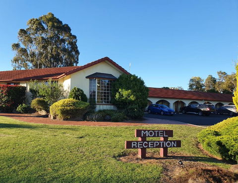 McNevins Warwick Motel - Tourism Cairns 0
