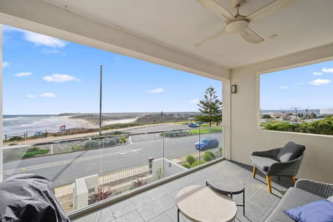 Meander - Port Noarlunga South - C21 SouthCoast Holidays - Tourism Cairns 1