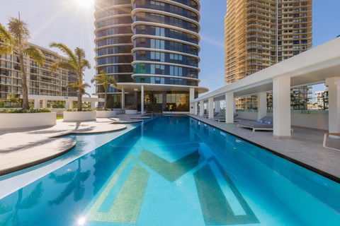 Meriton Suites Surfers Paradise - Tourism Cairns 1
