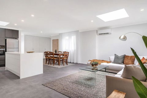 Modern Balmain Abode - Tourism Cairns 3