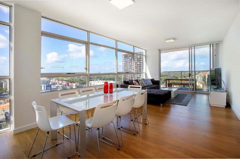 Moore To See - Modern And Spacious 3BR Zetland Apartment With Views Over Moore Park - Tourism Cairns 0