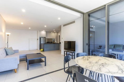 Modern 2B With Loft Bed Parking Central Mascot - Tourism Cairns 0