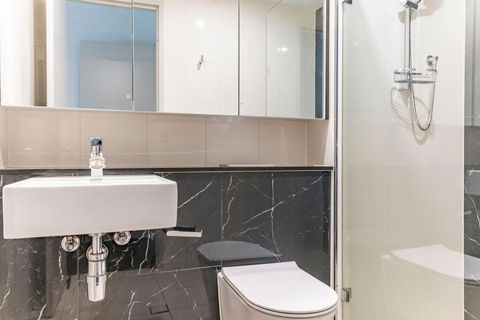 Modern 2B With Loft Bed Parking Central Mascot - Tourism Cairns 1