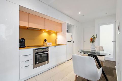 Modern 2BR Apt W City Views, Balcony & Wi-Fi - Tourism Cairns 1