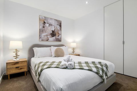 Modern 2BR Apt W City Views, Balcony & Wi-Fi - Tourism Cairns 3