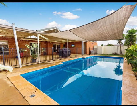 Modern Family Home With Pool - Tourism Cairns 0