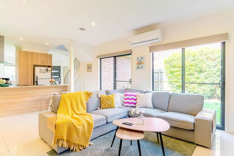 Modern Home In Central Oakleigh East - Tourism Cairns 0