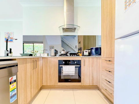 Modern Home In Central Oakleigh East - Tourism Cairns 3