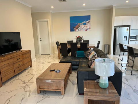 Modern House Between Airport And Sea - Tourism Cairns 0