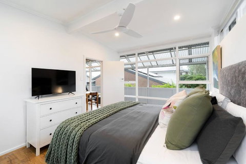 Modern Stylish Self-contained Apartment - Tourism Cairns 3