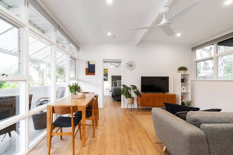 Modern Stylish Self-contained Apartment - Tourism Cairns 1