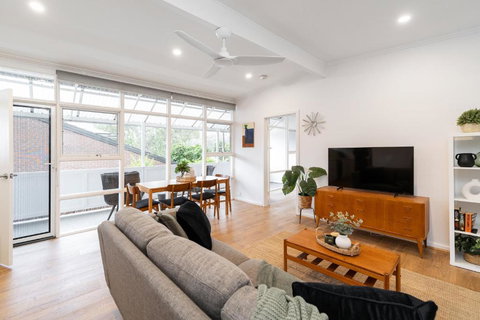 Modern Stylish Self-contained Apartment - Tourism Cairns 2