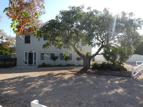 Moonta Bay Stylish Large Home 3 Min Walk From Beach And Jetty - Tourism Cairns 2