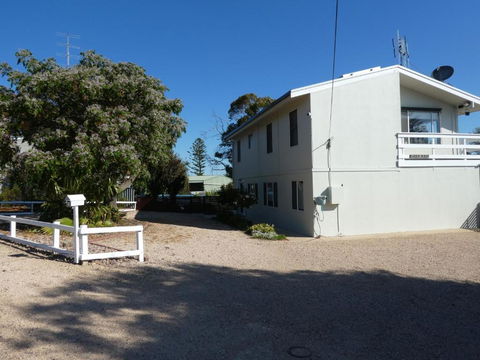 Moonta Bay Stylish Large Home 3 Min Walk From Beach And Jetty - Tourism Cairns 1