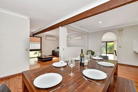 NEW PropertyBreezy Bayside Haven At Brightwaters - Tourism Cairns 1