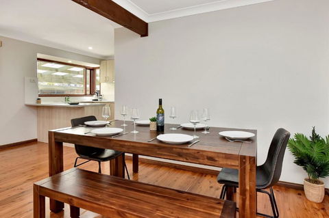 NEW PropertyBreezy Bayside Haven At Brightwaters - Tourism Cairns 3