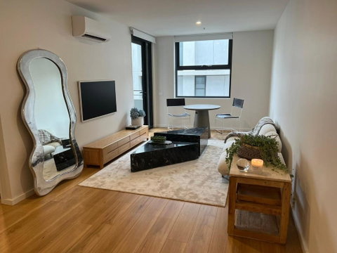 NEW BOUTIQUE 1bd Apt - Tourism Cairns 0