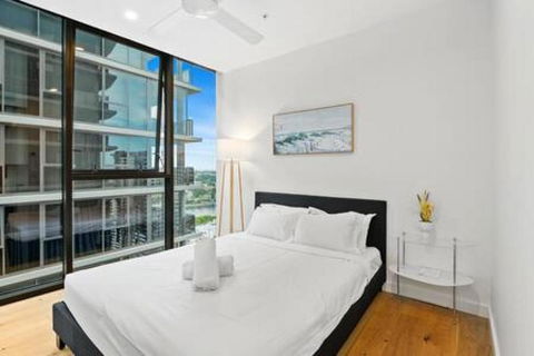 NEW Centrally Located High Level Studio Apartment - Tourism Cairns 3