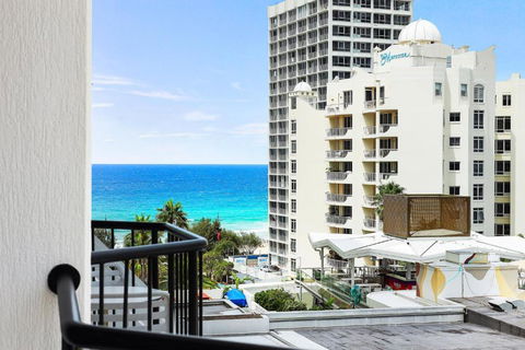 NEW Stunning Central Surfers Studio Apartment. - Tourism Cairns 1