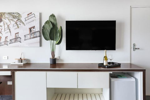 NEW Stunning Central Surfers Studio Apartment. - Tourism Cairns 3