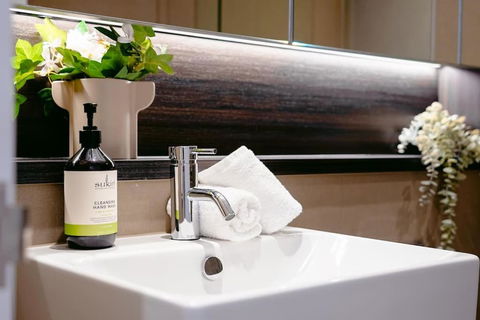 NEW Waterfront Living With Sublime Views 2B1B - Tourism Cairns 2