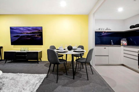 OCEAN VIEW - One Bedroom Spa Apartment - Circle On Cavill - Self Contained, Privately Managed - Tourism Cairns 3