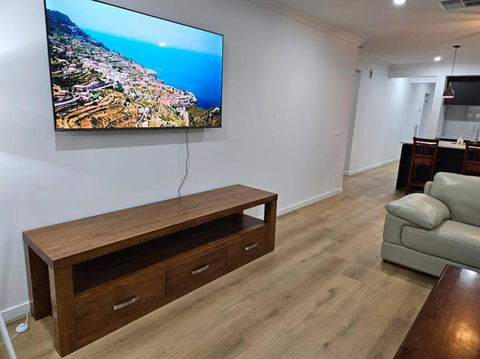 O Stylish 4 Room Oasis With 65 TV - Tourism Cairns 0