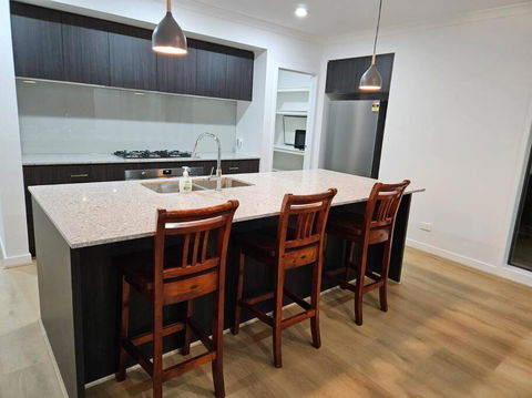 O Stylish 4 Room Oasis With 65 TV - Tourism Cairns 2