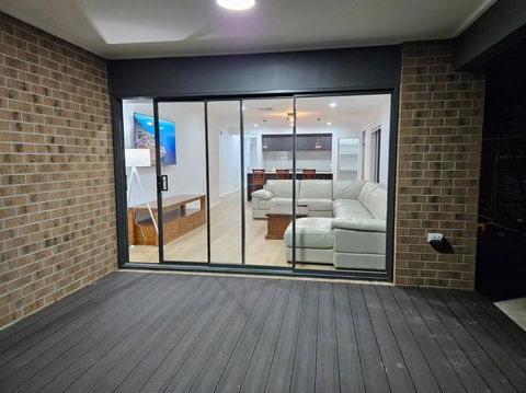 O Stylish 4 Room Oasis With 65 TV - Tourism Cairns 3