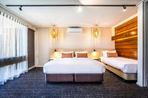 Nightcap At Gateway Hotel - Tourism Cairns 1