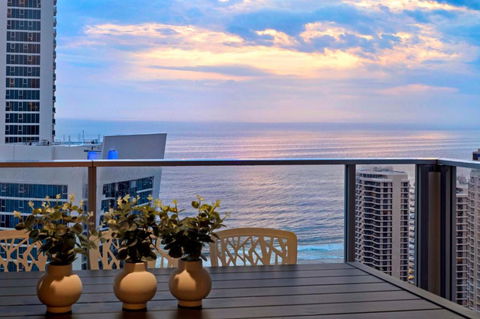 OCEAN VIEW APARTMENTS - Circle On Cavill - Self Contained & Privately Managed - Tourism Cairns 0