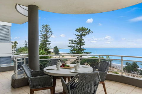 Ocean Vista Escape - A Lofty Beachfront Penthouse - Tourism Cairns 1