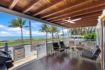 Ocean\'s Edge - Stunning Beachfront Serenity with Tourism Cairns