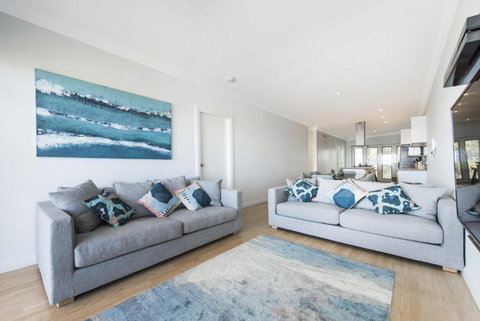Oceans View - Luxury Apartment With Ocean Views - Tourism Cairns 3