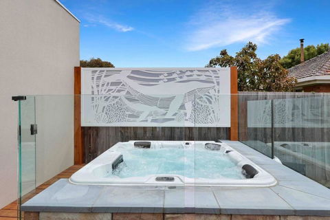 OG Spa Retreat- 3 Bedroom, Spa, Central, Aircon - Tourism Cairns 0