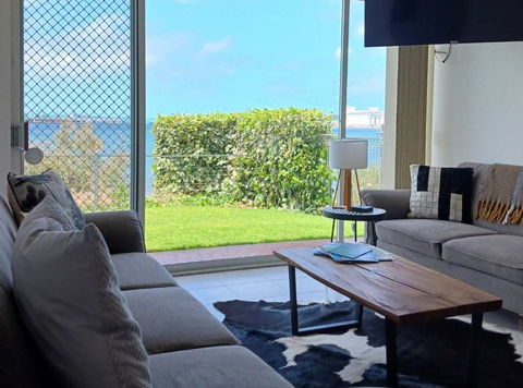 ON THE WATERS EDGE - Tourism Cairns 2