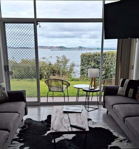 ON THE WATERS EDGE - Tourism Cairns 0