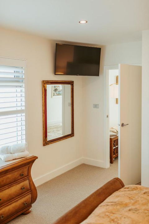 ONE Luxury Apartment - Tourism Cairns 3