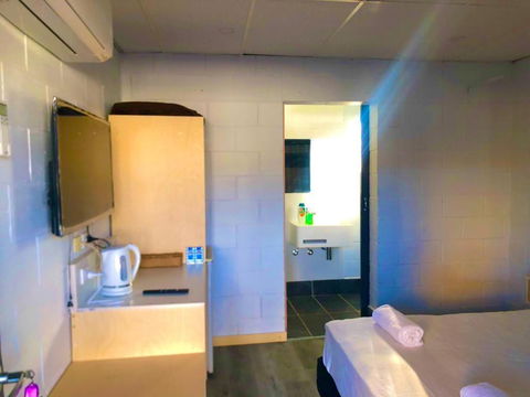 OXFORD HOTEL MOTEL - Tourism Cairns 0