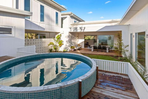 Palm Springs Hideaway - Tourism Cairns 0