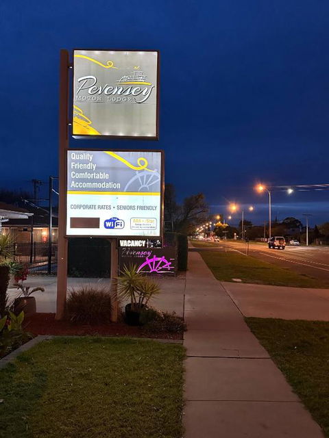 Pevensey Motor Lodge - Tourism Cairns 0