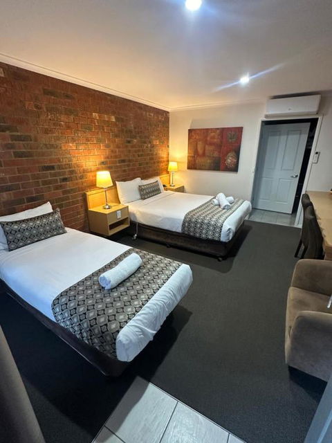 Pevensey Motor Lodge - Tourism Cairns 1