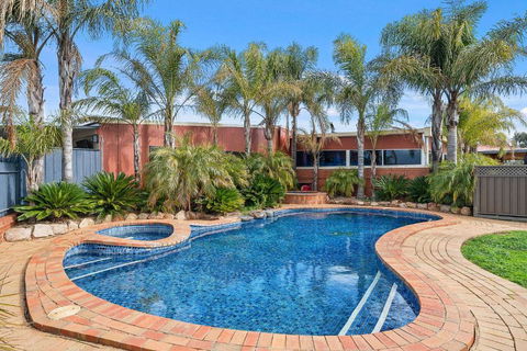 Peppermill Inn Motel - Tourism Cairns 0