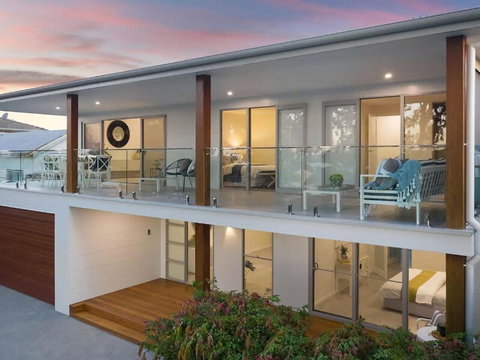 Perfect Beachhouse Lakes Surf At Your Feet - Tourism Cairns 2