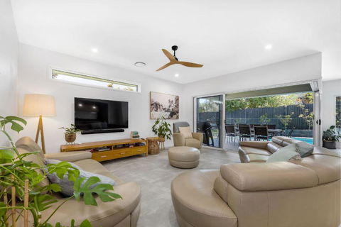 Pet Friendly Holiday Home With Pool On Alex - Tourism Cairns 2