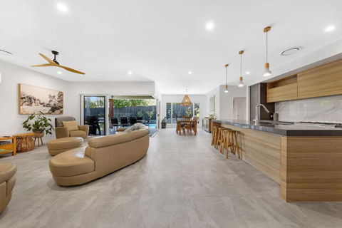 Pet Friendly Holiday Home With Pool On Alex - Tourism Cairns 0