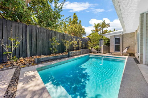 Pet Friendly Holiday Home With Pool On Alex - Tourism Cairns 1