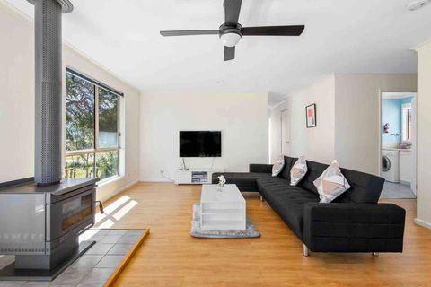 Picturesque Lakeside Getaway: Views, Beach, Park - Tourism Cairns 2