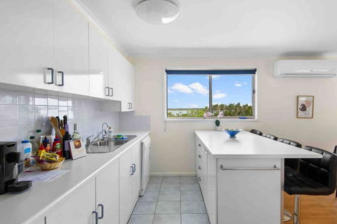 Picturesque Lakeside Getaway: Views, Beach, Park - Tourism Cairns 0